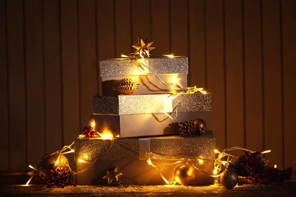 Geschenkboxen und Weihnachtsdekoration — Stockfoto