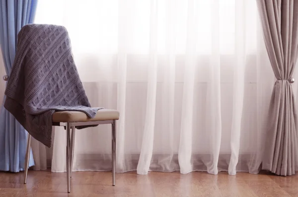 Chaise dans la chambre près de la fenêtre — Photo