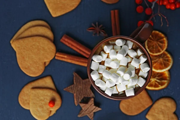 Galletas en forma de corazón con malvavisco y espacios dulces en una mesa — Foto de Stock