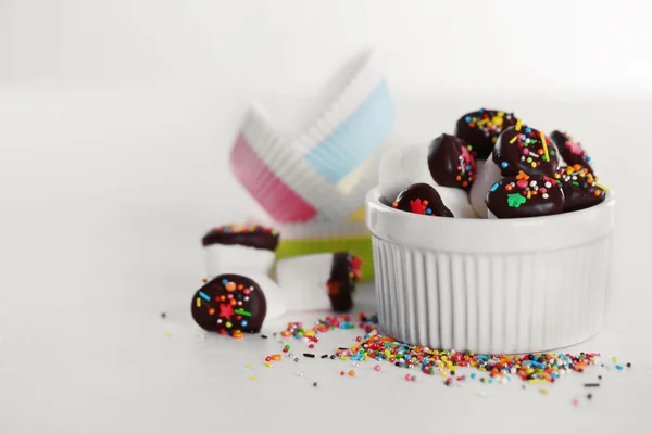 Smakelijke marshmallows met chocolade in kom op tafel, close-up — Stockfoto