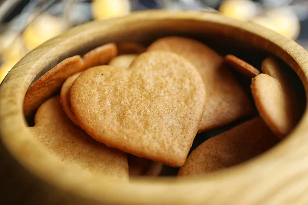 Galletas en forma de corazón en cuenco de madera, primer plano —  Fotos de Stock