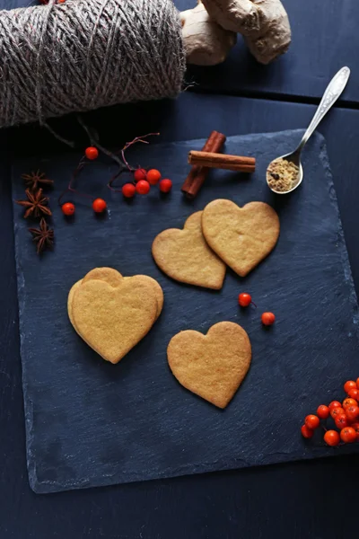 Biscotti a forma di cuore con bacche di frassino su un tappeto — Foto Stock