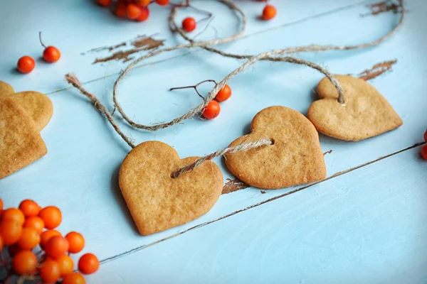 Sušenky s popelem bobule na kulatý mat, záběr ve tvaru srdce — Stock fotografie