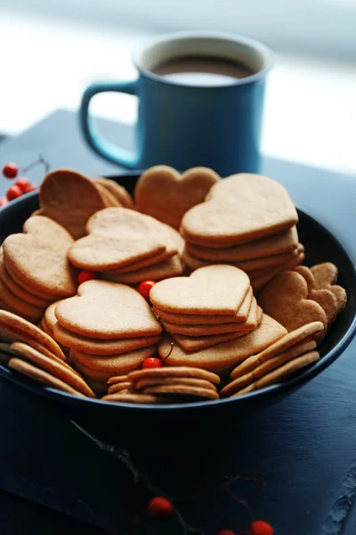 Biscuits en forme de coeur et une tasse de cacao sur une table — Photo