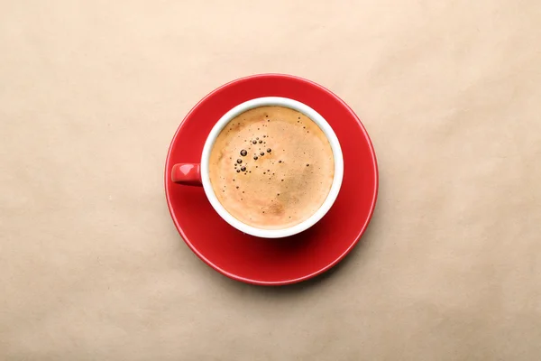 Tasse Kaffee auf beigem Hintergrund, Draufsicht — Stockfoto