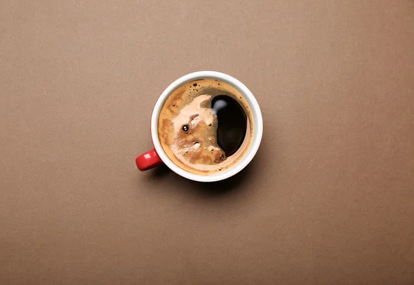 Taza de café sobre fondo marrón, vista superior — Foto de Stock