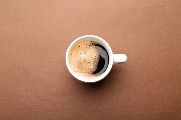 茶色の背景にコーヒーカップ,トップビュー — ストック写真