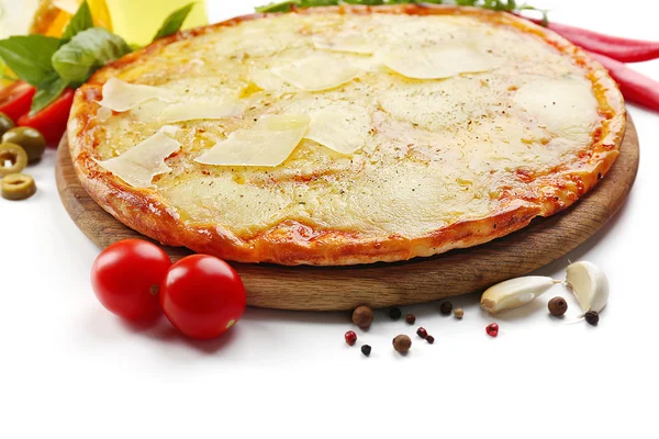 Dolu peynirli pizza ahşap tahta üzerinde ile sebze, yakın kadar — Stok fotoğraf