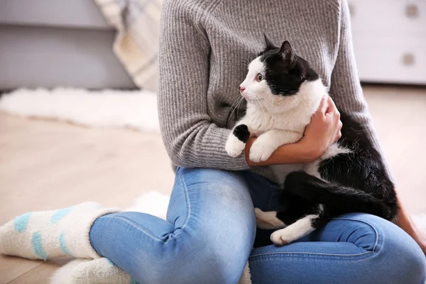 Mulher com belo gato no tapete — Fotografia de Stock