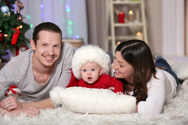 Famiglia felice posa sul pavimento — Foto Stock