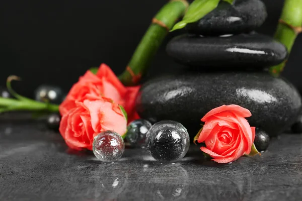 Wellness stones met rozen — Stockfoto