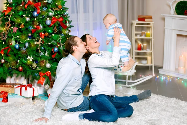 Família feliz na sala de Natal decorada — Fotografia de Stock