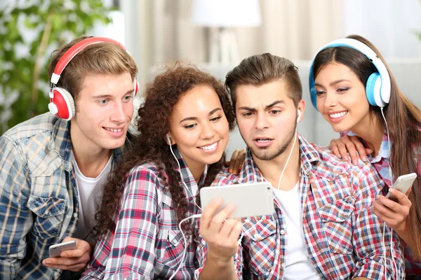 Dos parejas adolescentes escuchando música — Foto de Stock