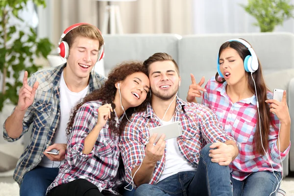 Two teenager couples listening to music — Stock Photo, Image