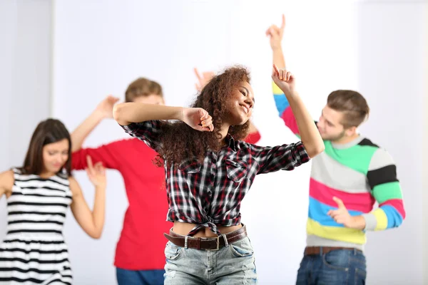 Menina Adolescente Dançando Com Seus Amigos — Fotografia de Stock