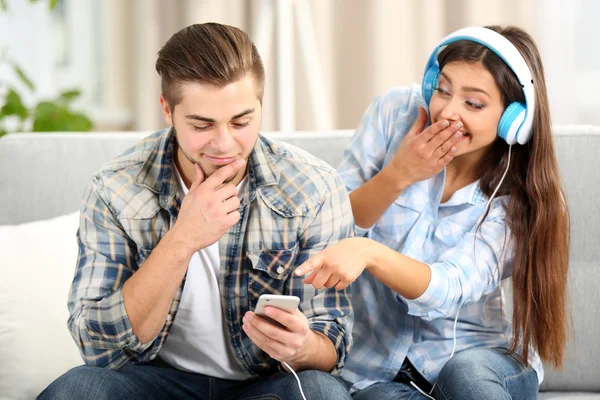 Tiener paar luisteren naar muziek — Stockfoto