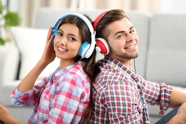 Casal adolescente ouvindo música — Fotografia de Stock