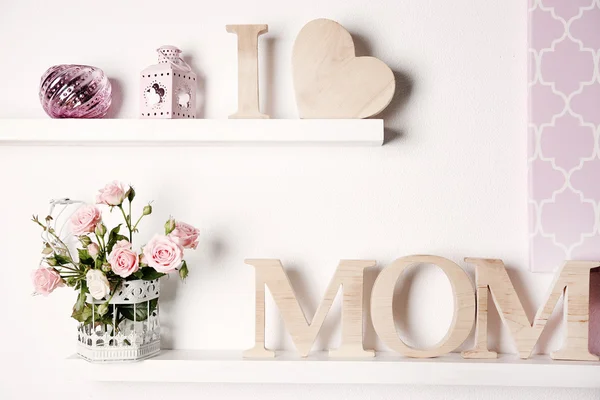 Inscrição de letras de madeira com coração e flores — Fotografia de Stock
