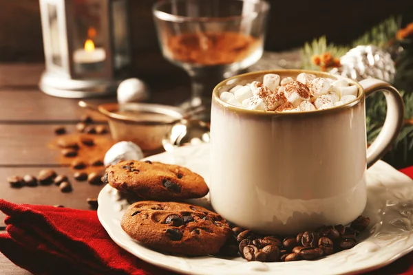Hrnek horké čokolády s marshmallows, jedle větev stromu na dřevěné pozadí — Stock fotografie