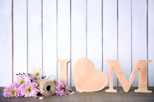 Iscrizione di lettere in legno con cuore e fiori — Foto Stock