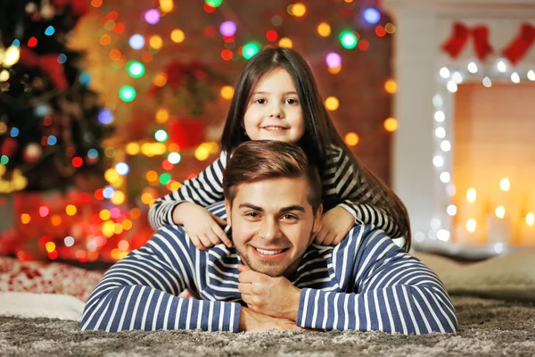 Fratello con sorellina abbracciare — Foto Stock