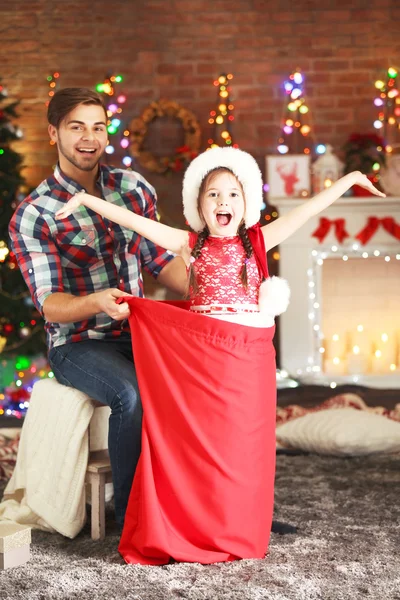 Lustige kleine Schwester im Weihnachtsmann-Sack — Stockfoto