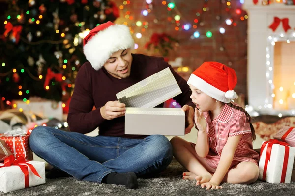 Hermano y hermana pequeña en el sombrero de Santa — Foto de Stock