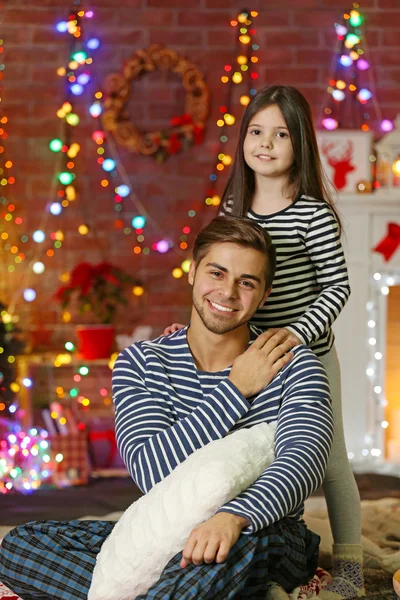Äldre bror med syster vid jul — Stockfoto