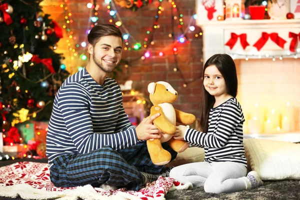 Hermano Mayor Dando Hermana Pequeña Oso Peluche Sala Estar Navidad — Foto de Stock