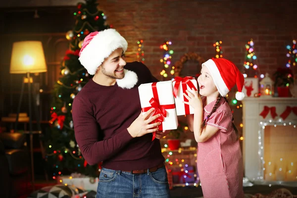 Hermano y hermana pequeña en el sombrero de Santa — Foto de Stock