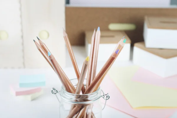 Crayons de couleur dans un pot en verre — Photo