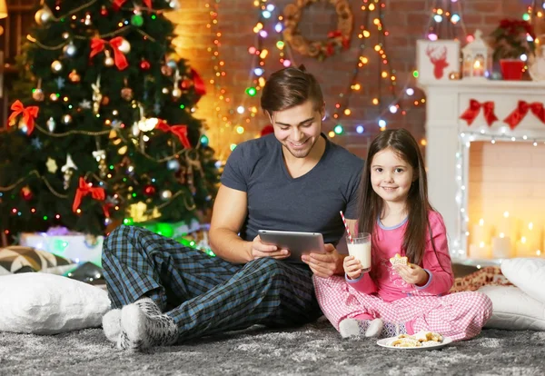 Hermano mayor con hermana en Navidad — Foto de Stock