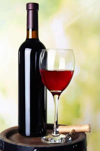 Wein auf natürlichem Hintergrund — Stockfoto