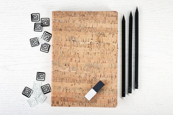 Notebooky s klipy, guma a tužky — Stock fotografie