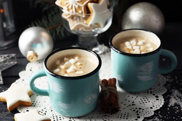 Zwei Becher heißen Kakao mit Marshmallow und Keksen auf schwarzem Tisch — Stockfoto