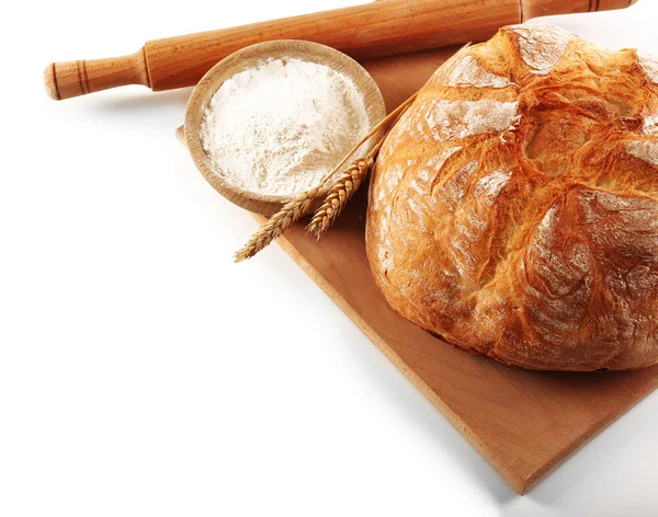 Pan con harina y orejas en tabla de cortar aislado en blanco — Foto de Stock