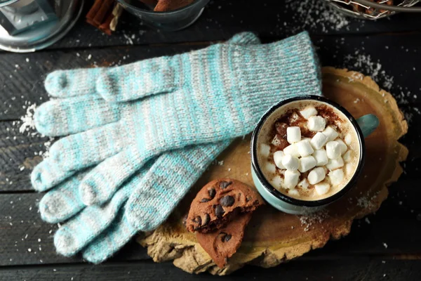 Mug of hot cacao with marshmallow and lantern on black table — Stock Photo, Image