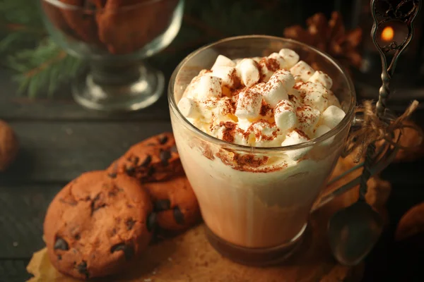 Kopp varm cacao med marshmallow och cookies på svart bord — Stockfoto