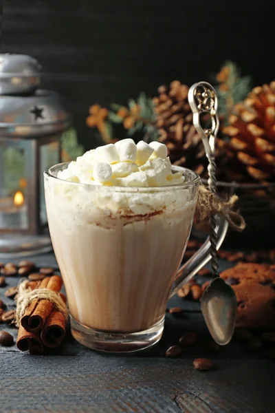 Tazza di cacao caldo con marshmallow, biscotti e lanterna sul tavolo nero — Foto Stock