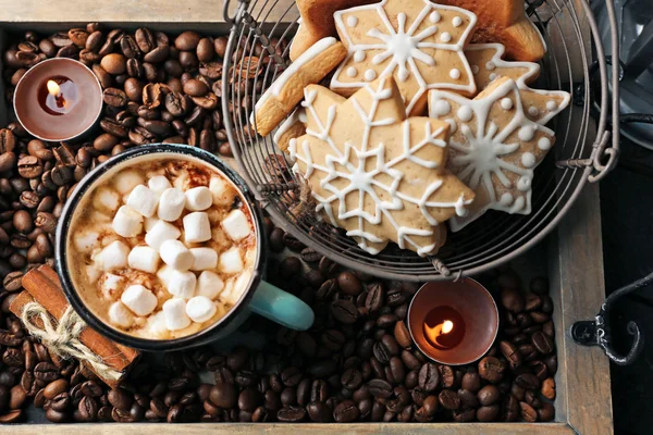 Kubek gorącego kakao z prawoślazu i ciasteczka na ziarna kawy — Zdjęcie stockowe