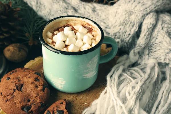 Tazza di cacao caldo con marshmallow e biscotti sul tavolo — Foto Stock