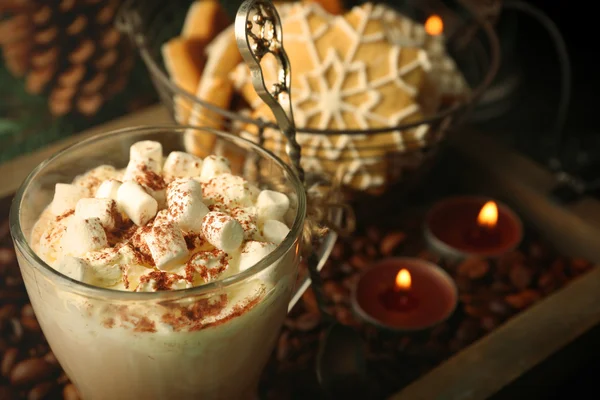 Copa de cacao caliente con malvavisco y galletas en granos de café —  Fotos de Stock