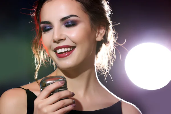 Hermosa mujer cantando — Foto de Stock