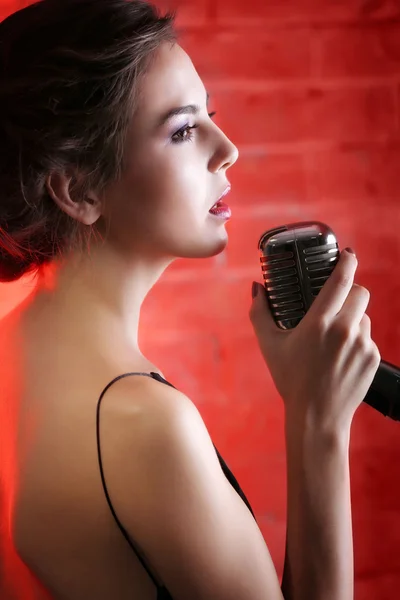 Mujer cantando joven —  Fotos de Stock