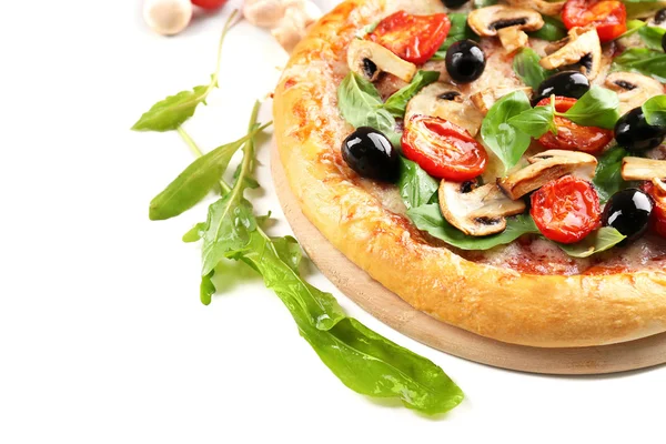 Smaczne smaczne pizza z warzywami na jasnym tle — Zdjęcie stockowe