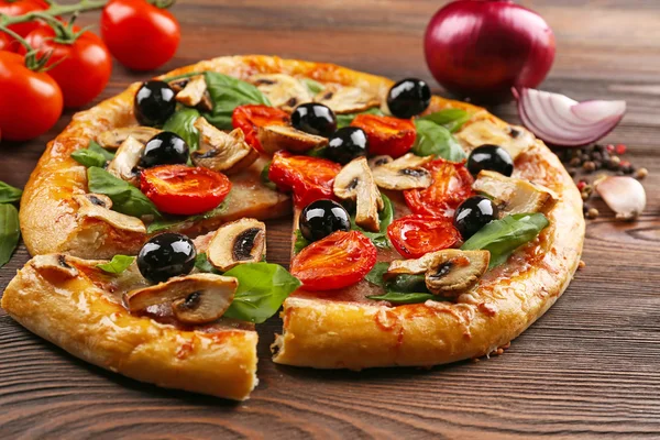 In Scheiben geschnitten leckere Pizza, Nahaufnahme — Stockfoto