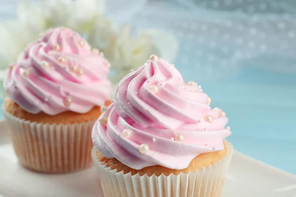 Cupcake rosa su sfondo di legno — Foto Stock
