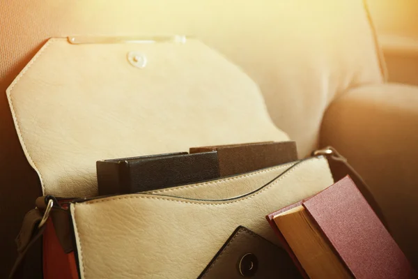 Damenhandtasche mit Büchern — Stockfoto