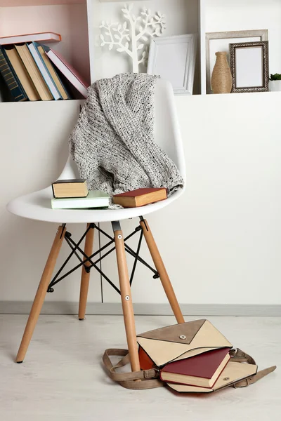 Μόδα Γυναικεία Τσάντα Βιβλίο Κοντά Καρέκλα Ένα Πάτωμα — Φωτογραφία Αρχείου
