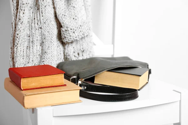 Damenhandtasche mit Büchern — Stockfoto